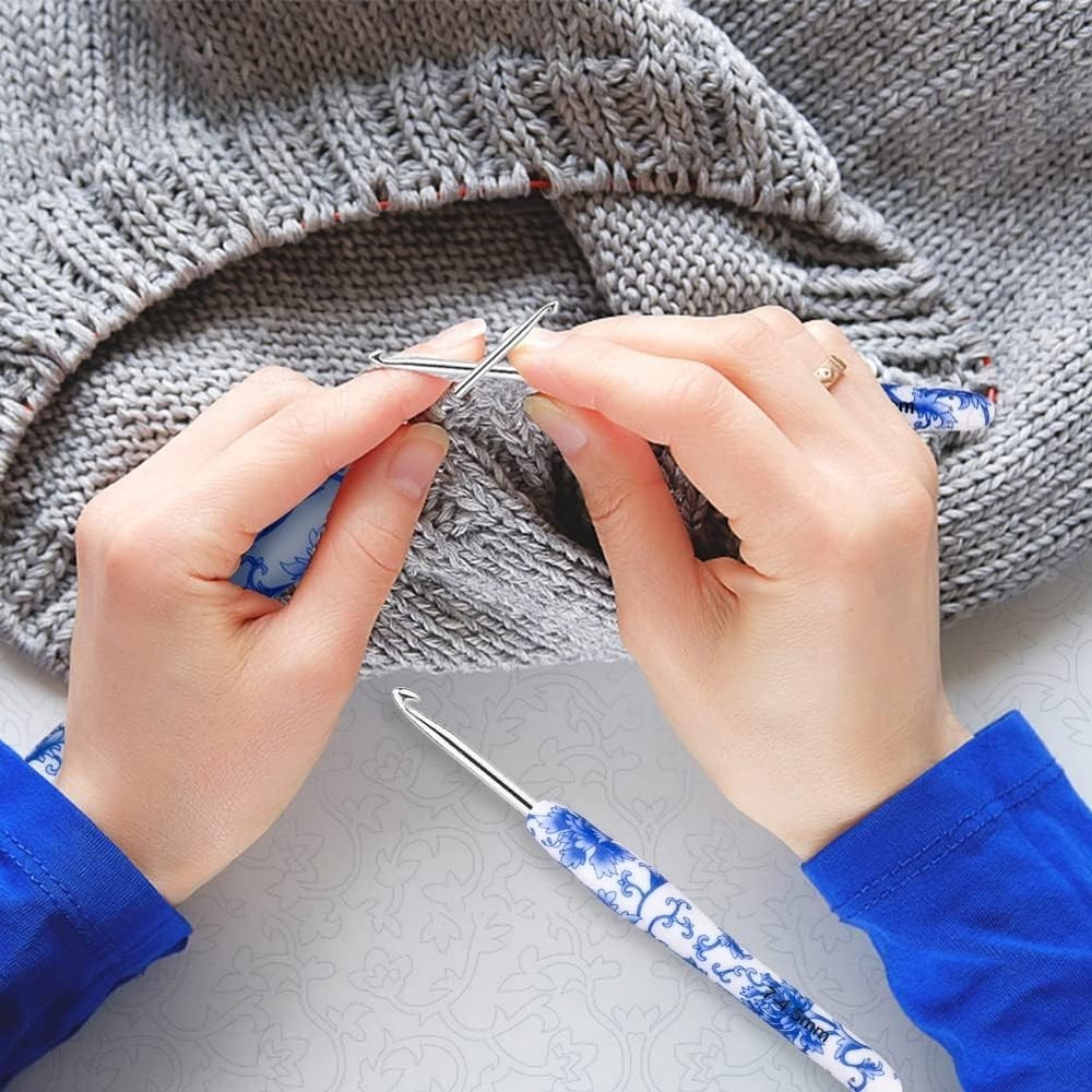 4.5 mm7 Crochet Hook, Ergonomic Handle for Arthritic Hands, Soft Rubber Grip ...