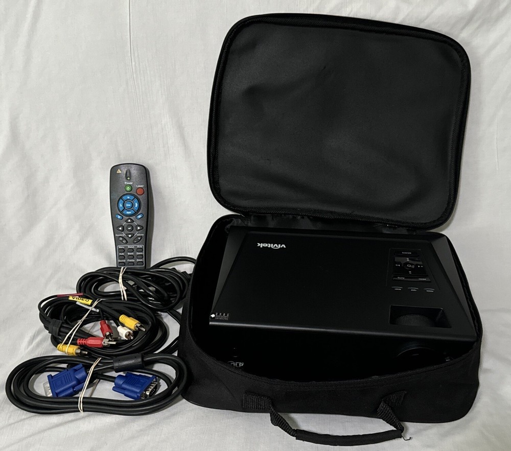 VIVITEK D825MS DLP Projector With Case, Remote, Cables Preowned Tested Works!!