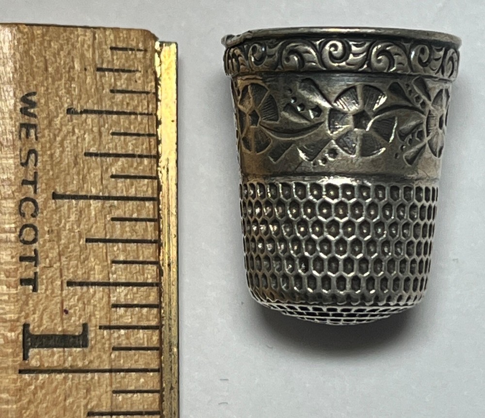 Sterling Thimble with star, recurring stylized floral pattern size 9 T7