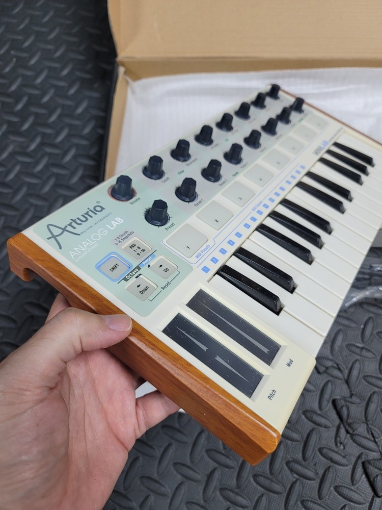Arturia MINILAB Universal MIDI Controller Keyboard