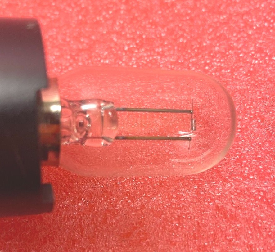 LEITZ MICROSCOPE WITH DIALUX TABLE (FOR PARTS OR REPAIR)