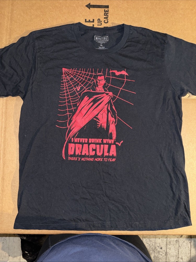 Universal Monsters Dracula T Shirt Size XL   Pre Owned