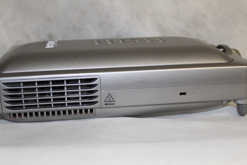 SHARP NOTEVISION M20X DIGITAL VIDEO PROJECTOR WITH REMOTE AND CARING CASE
