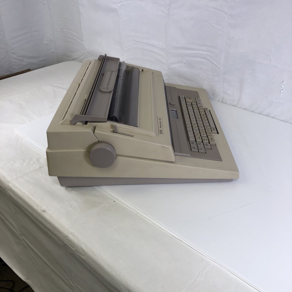 Xerox MemoryWriter 6015 Electric Typewriter - Powers on - READ Issues