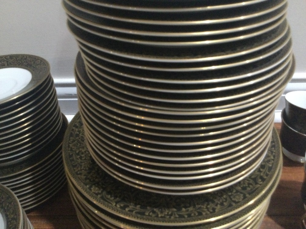 Sango RICHELIEU China 3756 - 2 PC SET(S) DINNER PLATES MINT BLACK GOLD SCROLLS