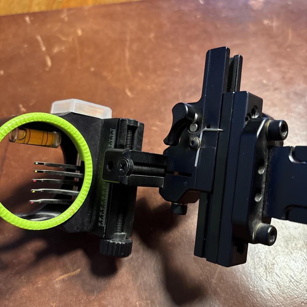 Black Gold Pro Hunter Dial Micro Adjust Dovetail 5 Pin Bow Sight