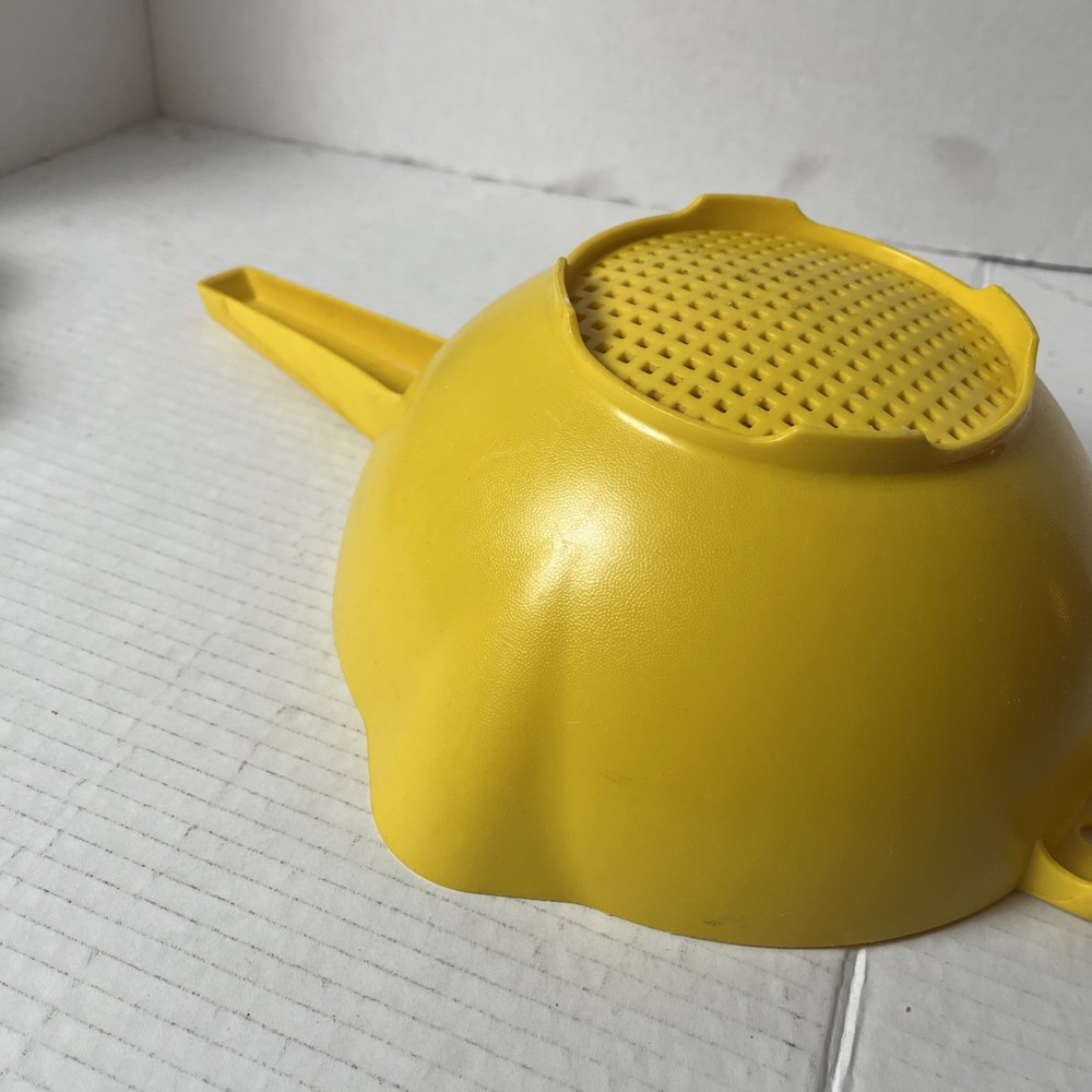 Vintage TUPPERWARE 2 Quart Yellow Colander Strainer Handle #1523 MCM Kitchenware