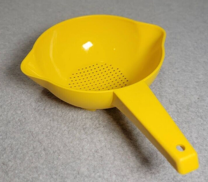 Tupperware 7" Mustard 1 Quart Strainer Colander With Handle #1200