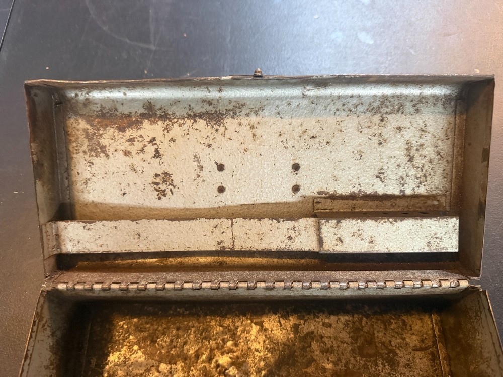 Vintage Metal Tool/tackle Box (CK 99)