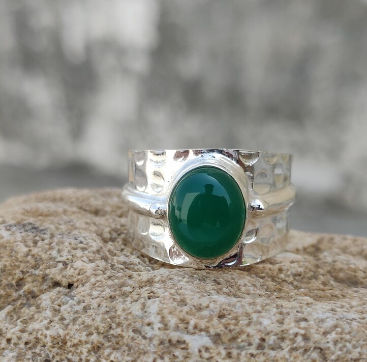 Solid 925 Sterling Silver Natural Green Onyx Oval Gemstone Hammered Band Ring