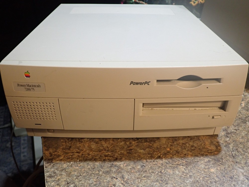 Apple Power Macintosh 7200/75 M3979 - powers up ask for disk as is