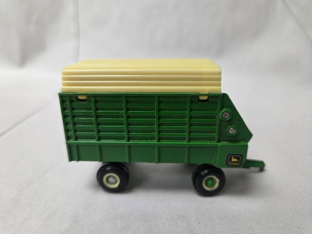 Ertl 1/64 John Deere Forage Trailer