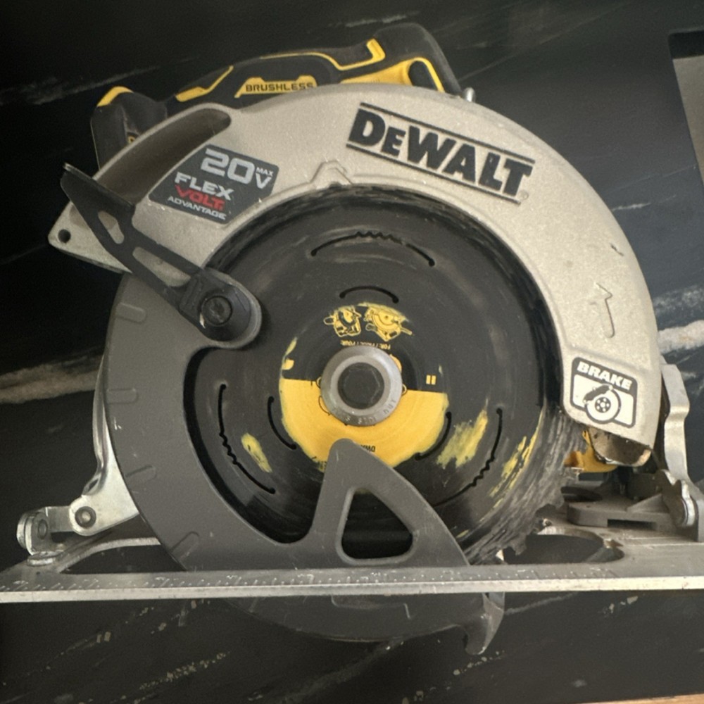 DEWALT 20V FLEXVOLT ADVANTAGE Brushless Cordless Circular Saw