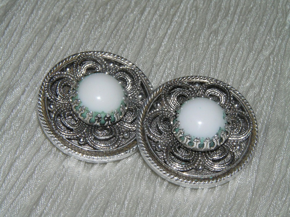 Vintage Lightweight Silvertone Circles w Openwork Flower Overlay & White Plastic