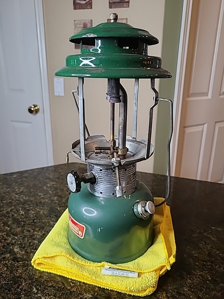 1972 Coleman Lantern Model 220F NEEDS A GLOBE Works!