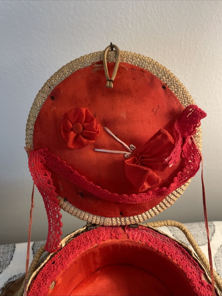 Vtg Wicker Sewing Basket 🧺