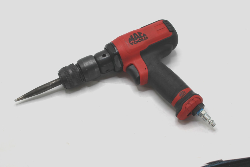 Mac Tools MPH1931 Short Barrel Air Hammer Excellent Condition with 2 bits