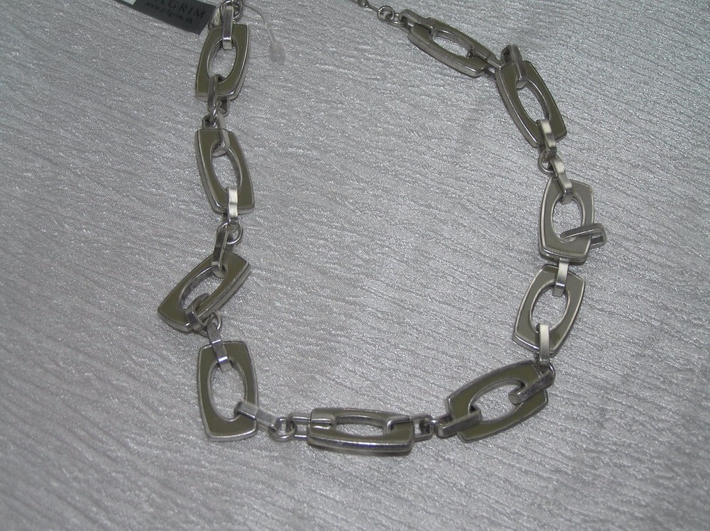 Estate Pilgrim Signed Gray Enamel Open Oval Rectangle Silvertone Links Necklace