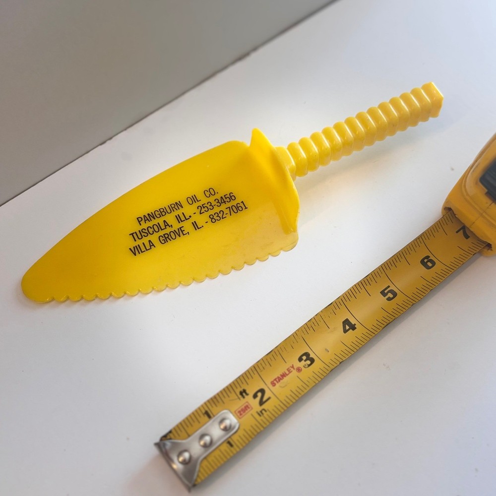 Pangburn Oil Co. Tuscola IL Yellow Plastic Cake Server Serverware