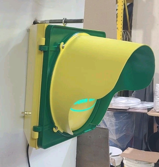 JOHN DEERE 12 INCH SHOP LIGHT