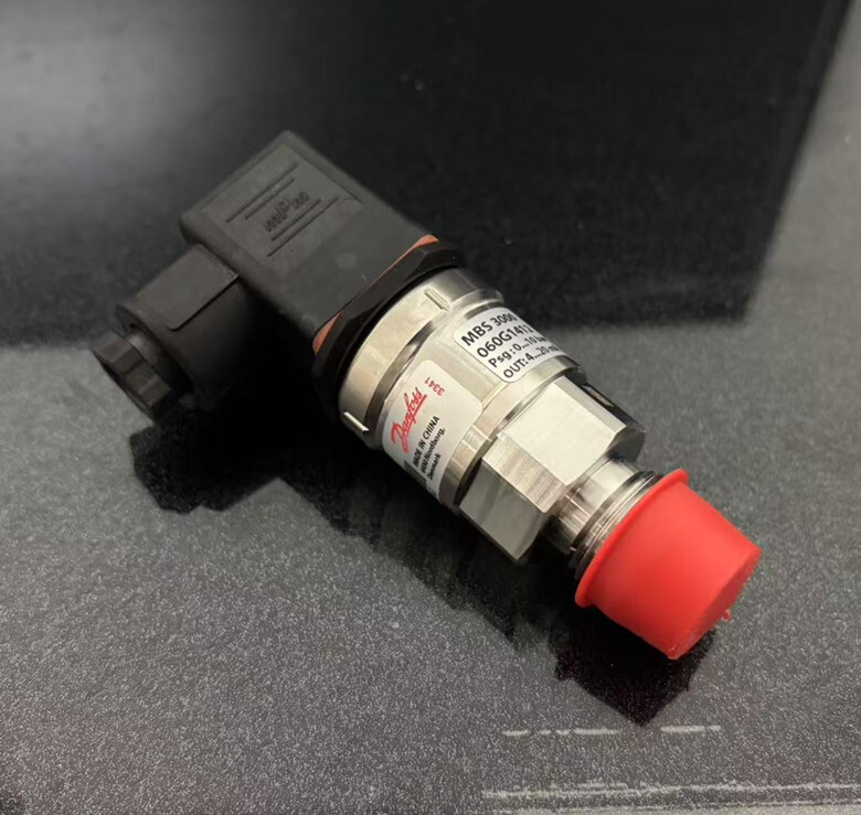 1pcs NEW Danfoss pressure sensor MBS3000 060G1412 0-10BAR