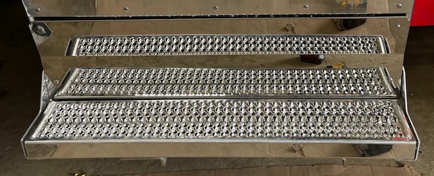 2023 PETERBILT 389 DPF BOX LOWER COVER ONLY