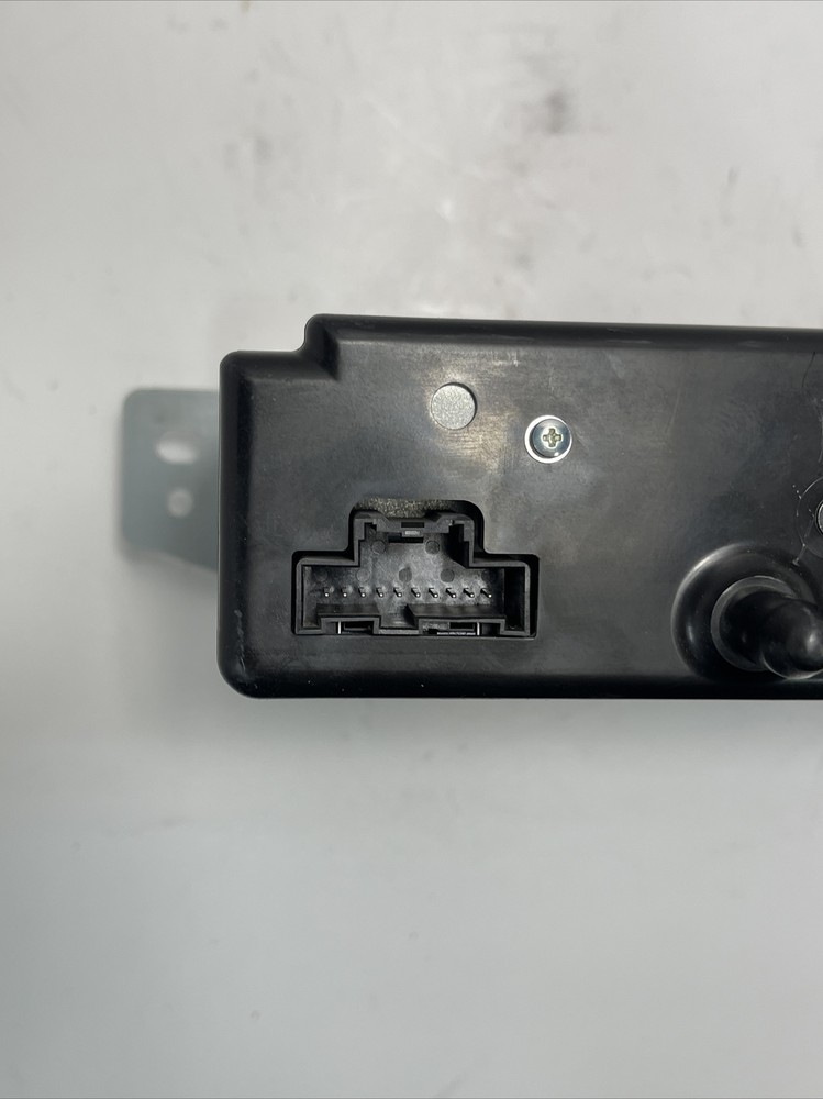 2015 - 2018 Chevrolet Silverado 1500 Dash CD Player Module OEM 84016435