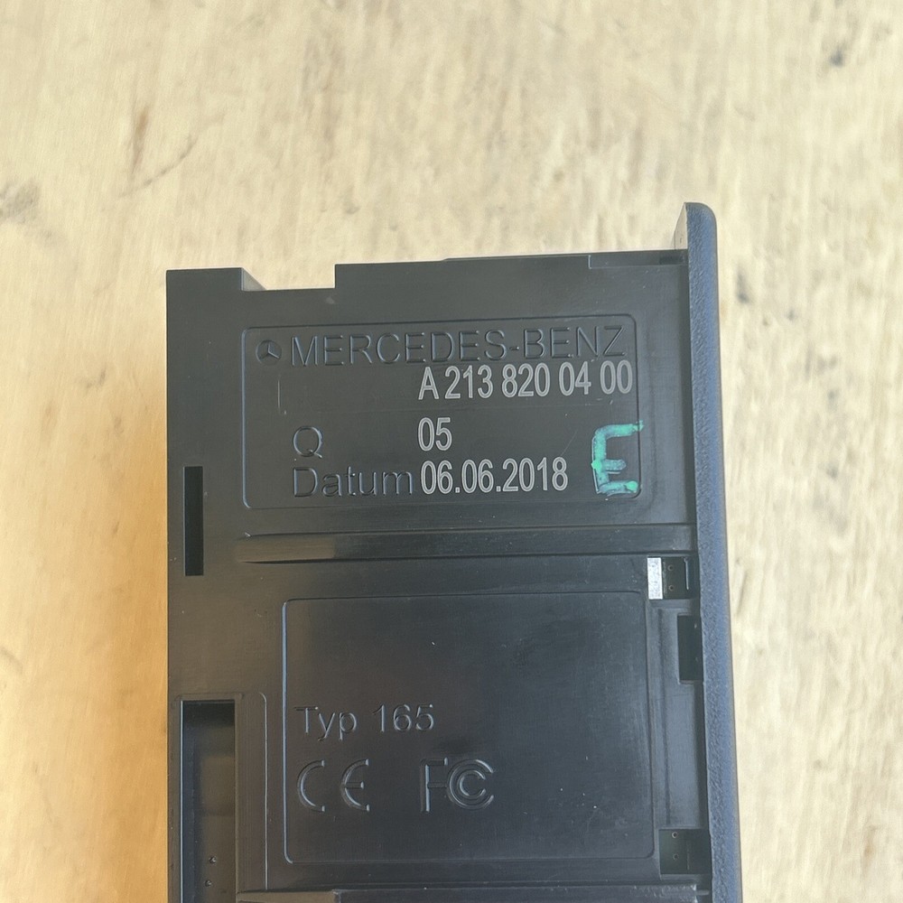 Genuine Mercedes OEM card reader USB connection module unit socket A2138200400