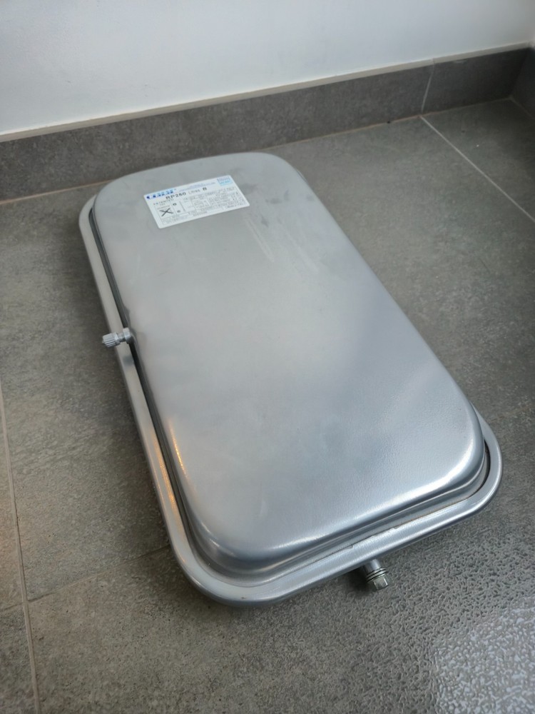 Ferroli Expansion Vessel RP250 8L – Bluehelix Tech 25A – Part 39846070 Used