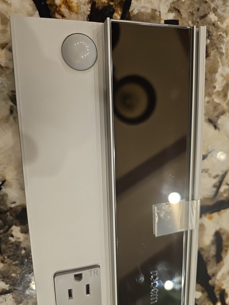ROBERN TOP LIGHT With Motion Switch And Outlet