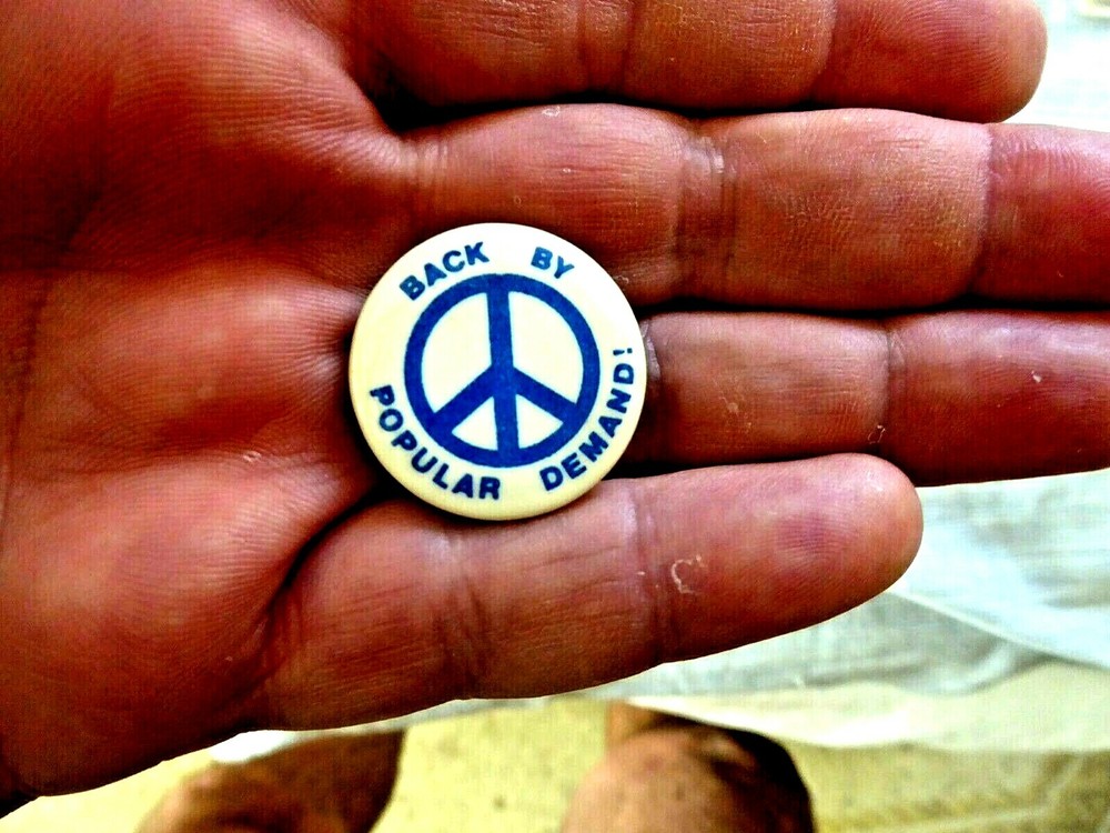 VINTAGE PINBACK BUTTON PEACE ANTI WAR 1983