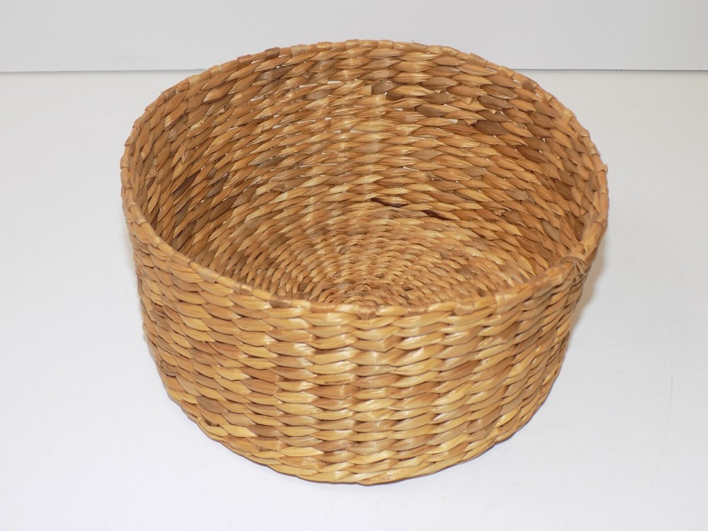 Vintage Grass Straw Basket 7" Diameter Knick Knack Fruit Container Storage
