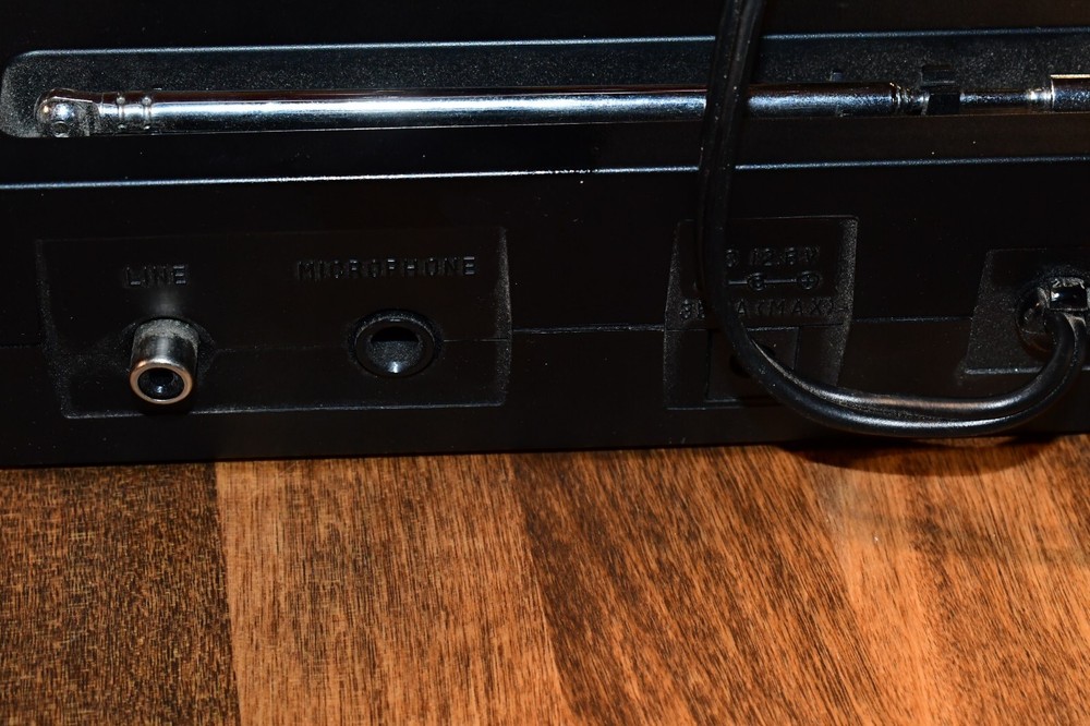 Realistic FM Wireless Microphone System 32-1221R Box - (1)