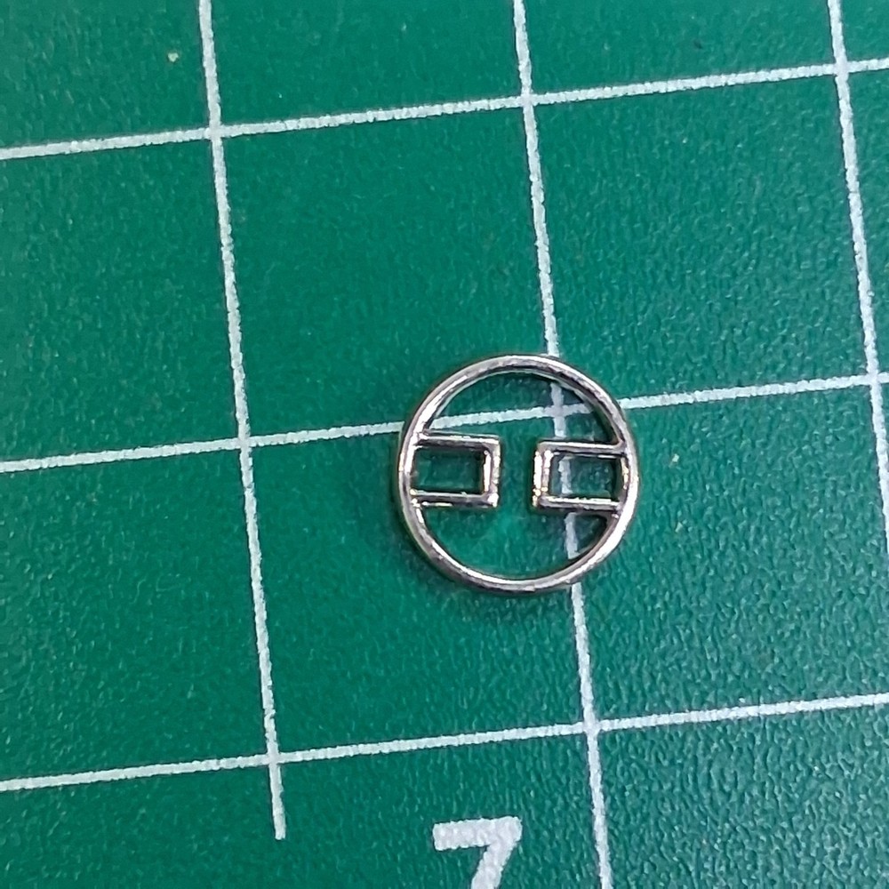 Round 2-Hole Wire Frame Designed Polished Silver Tone Metal Accent Button