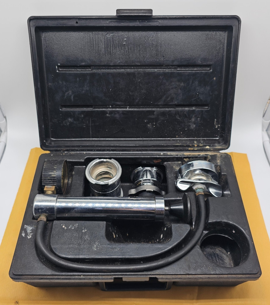 Snap-On Cooling System Tester SVT-262 Pre-owned w/ Case