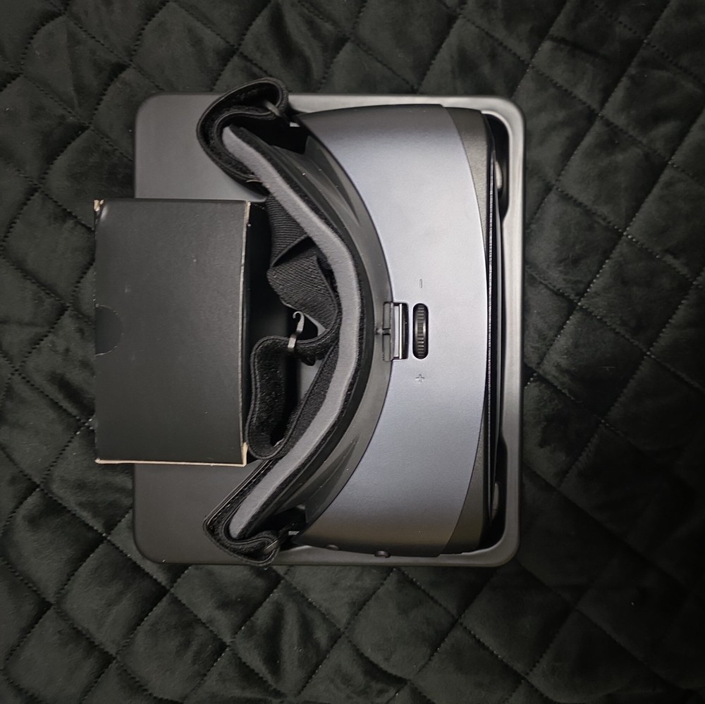 Samsung Gear VR with Controller Virtual Reality Headset Black Powered by Oculus