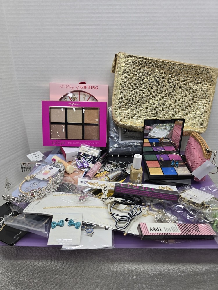 WOMANS BEAUTY AND GLAM BUNDLE, OVER 30 ITEMS