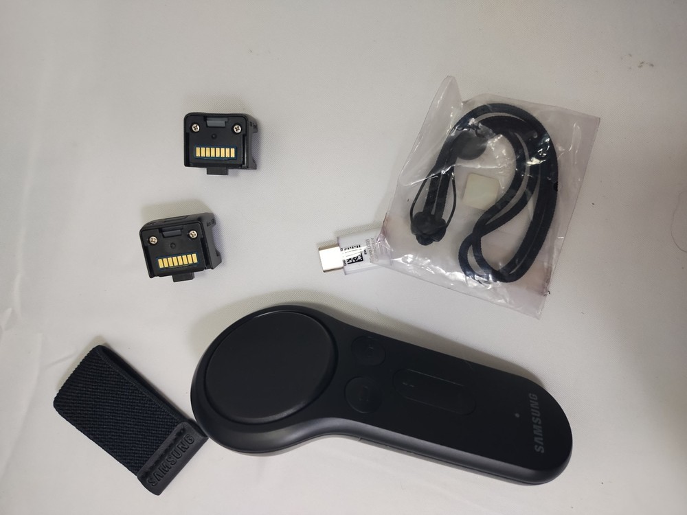 Samsung Gear VR Oculos with Controller Carry Case Hermit Shell Black Used