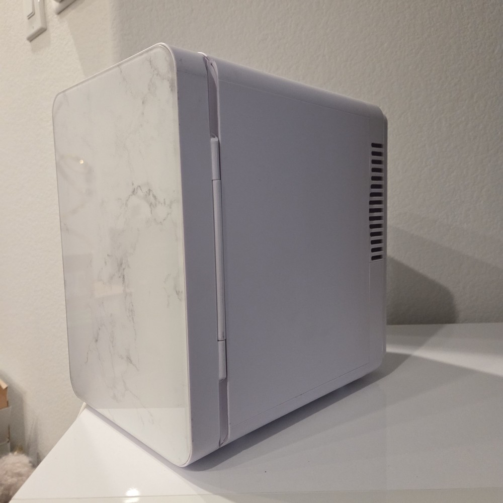 Kell Electronic USA Inc. Mini Fridge/Warmer, model K4108MRWH