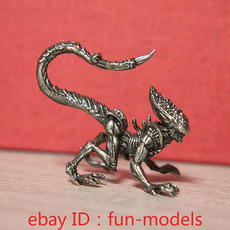 White Bronze Mutant Alien Beast Model Long Tail Statue Model Desktop Decorations