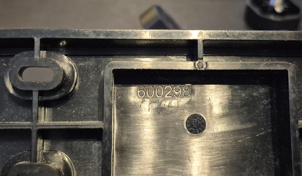 Simrad B&G RS20 V20 Mounting Bracket & Knobs