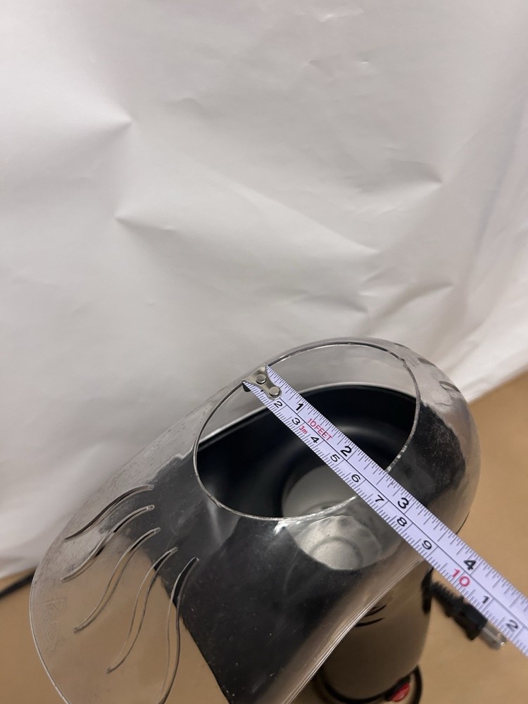 Black popcorn maker ACDC plug used on/off switch