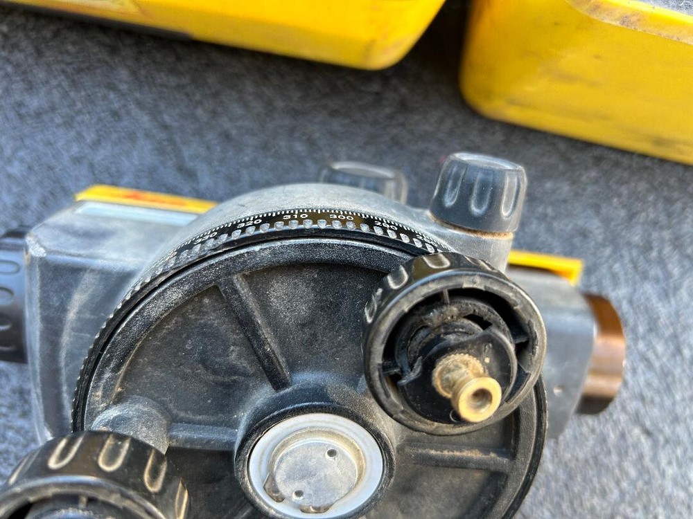 Leica NA332 Auto 360 Degree Auto Optical Level