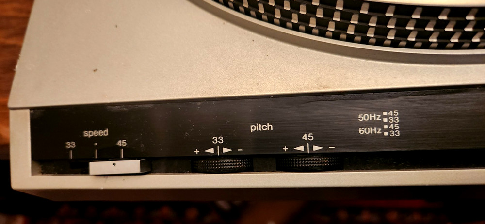 Technics SL-220 Frequency Turntable w Audio-Technica ATMV95E Cartridge/Headshell