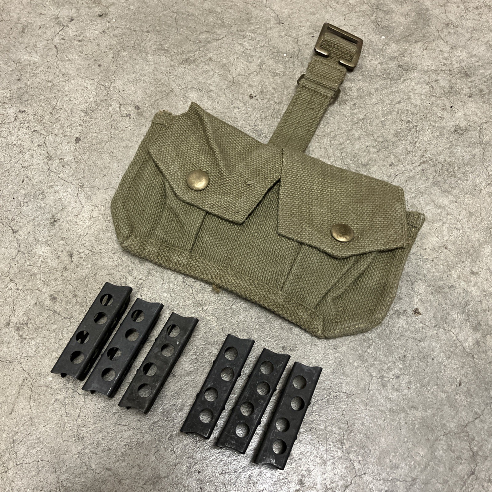 SET OF 6 BRITISH LEE ENFIELD 303 CLIPS WITH 2 POCKET AMMO POUCH