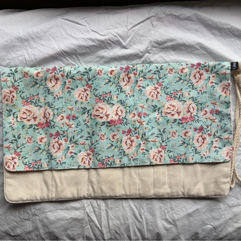 Floral Knitting Needle/Crochet Hook Holder. 🧶