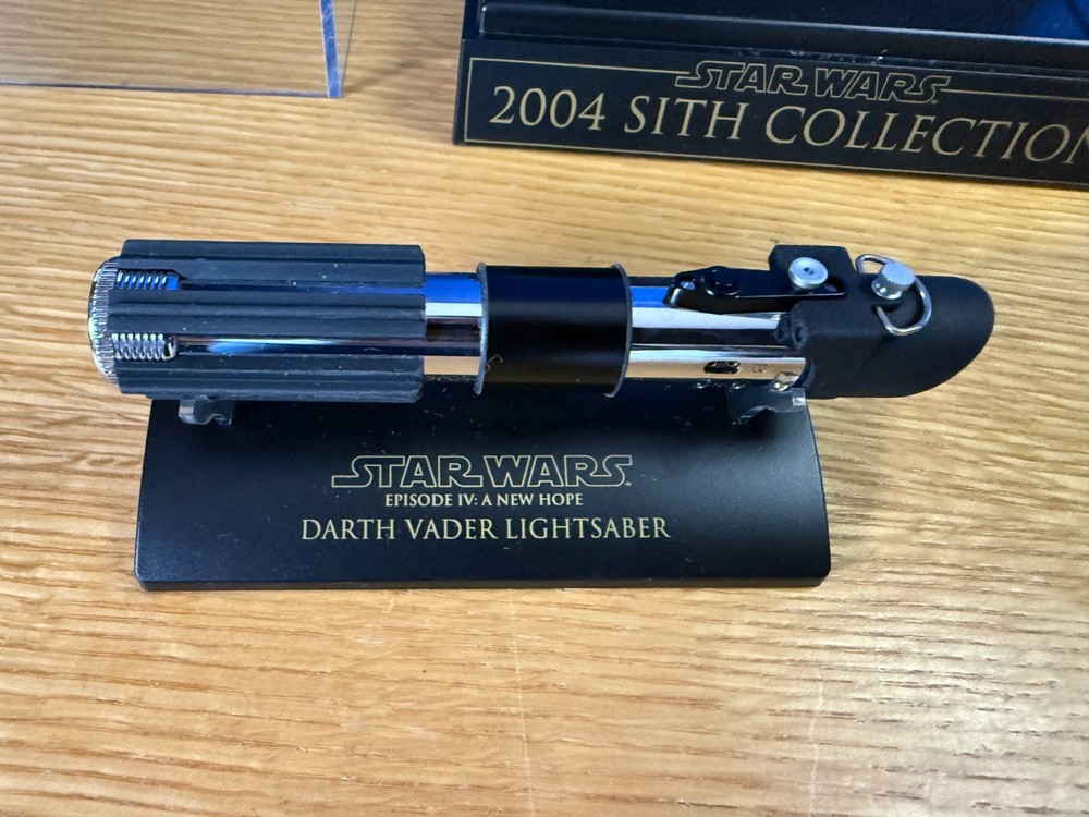 Master Replicas 2004 Sith Collection .45 Scaled Lightsaber Collection wit Case