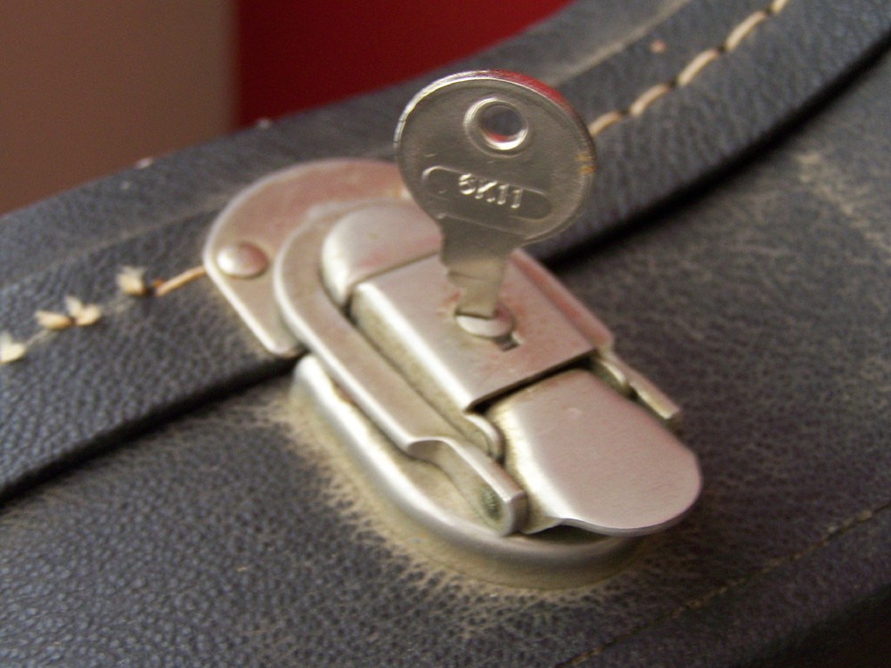 HARMONY GUITAR HARD CASE KEY