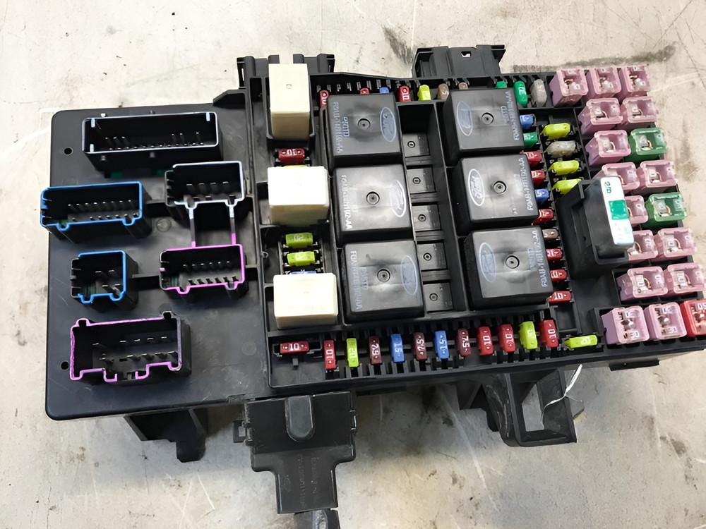 2003-2004 Ford Expedition Engine Fuse Box OEM