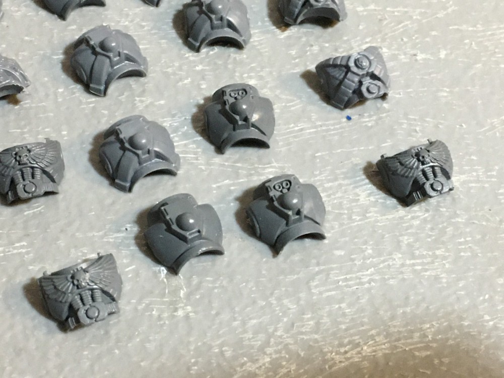 A26625 WARHAMMER 40K SPACE MARINES BITS LOT TORSO FRONTS BACKS + HEAD